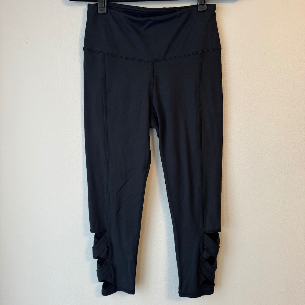EUC Women’s Black Criss Cross Calf Gaiam ¾ length Leggings size Small